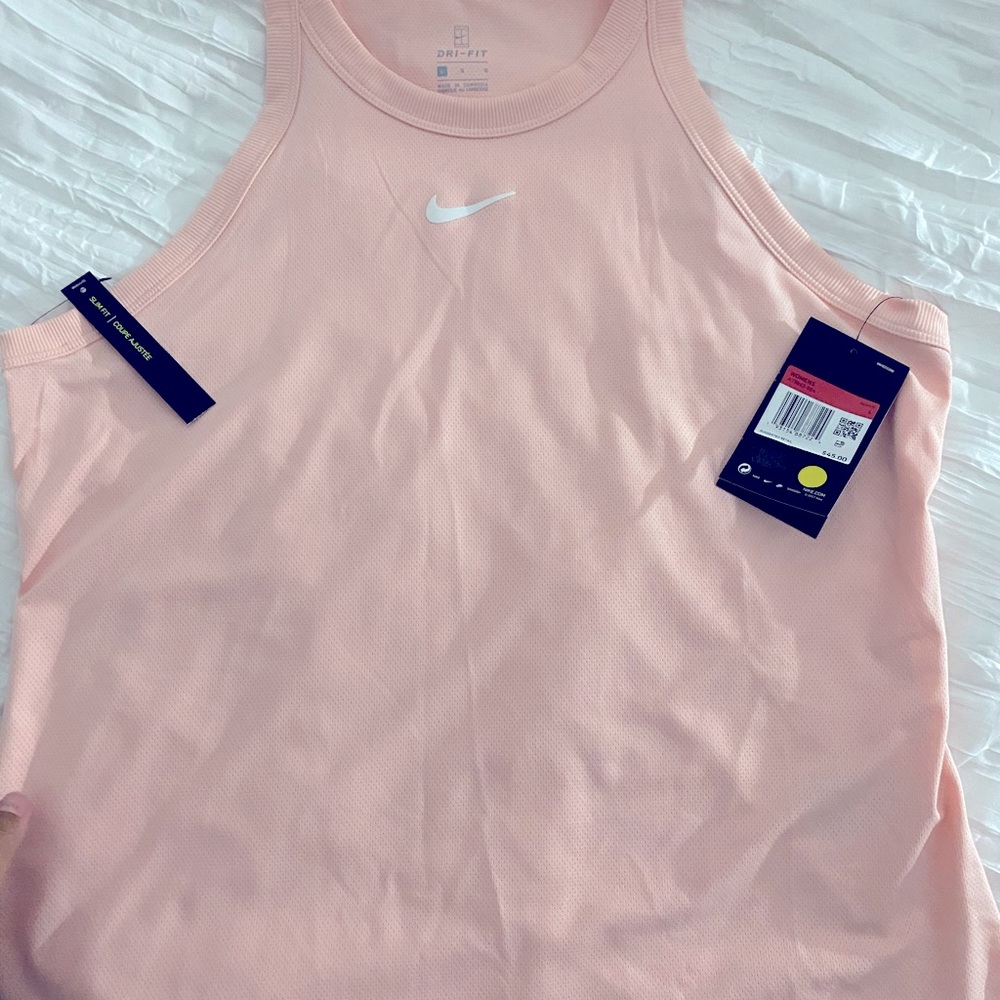 New women’s Nike top